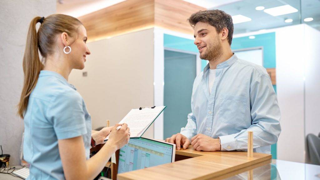 Operaciones auxiliares en el departamento de administración y recepción
